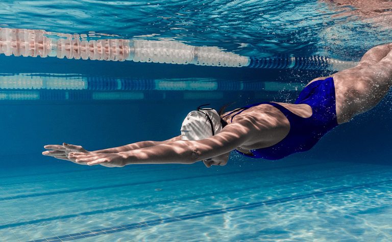 Bơi lội là một trong những bài tập cardio giúp giảm mỡ lưng