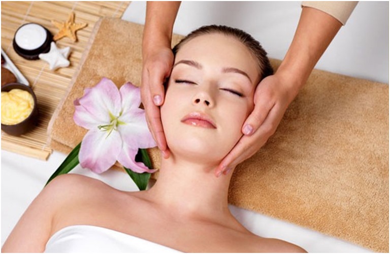 Massage giúp thư giãn cơ mặt và làm giảm mỡ hiệu quả