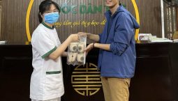 Anh Nguyễn Huy Sơn tặng quà bác sĩ Đông Phương Y Pháp ở buổi trị liệu cuối cùng
