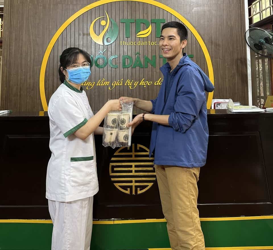 Anh Nguyễn Huy Sơn tặng quà bác sĩ Đông Phương Y Pháp ở buổi trị liệu cuối cùng