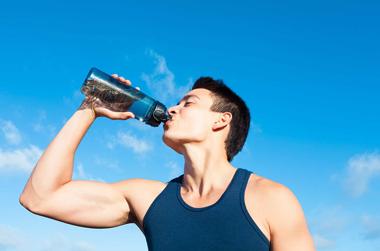 Uống nước lọc có thể giúp giảm mỡ eo nam hiệu quả