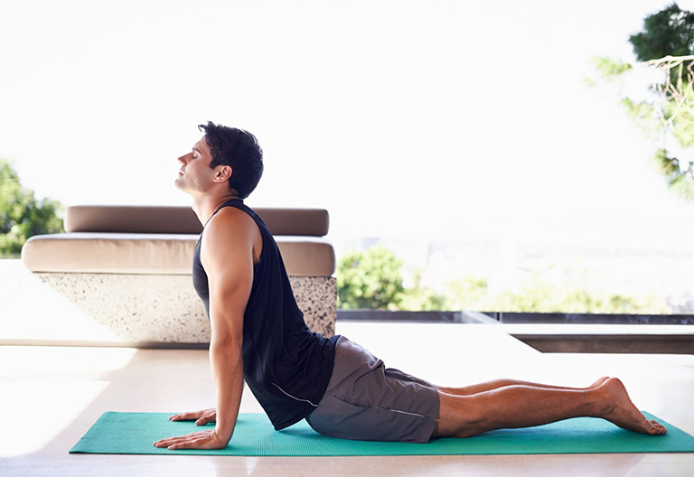 Các tư thế yoga cũng rất tốt để nam giới giảm cân