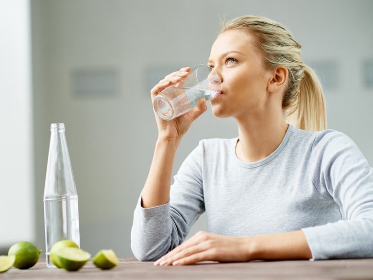 Bổ sung đủ nước mỗi ngày để tăng cường sức khỏe nói chung 