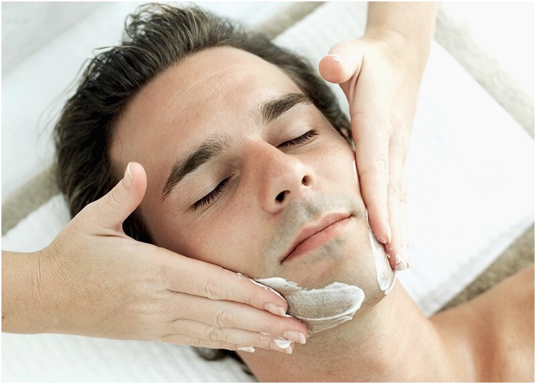 Massage giảm mỡ má cho nam giới