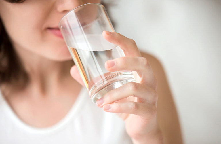 Uống đủ nước mỗi ngày để thúc đẩy trao đổi chất, đào thải độc tố cơ thể