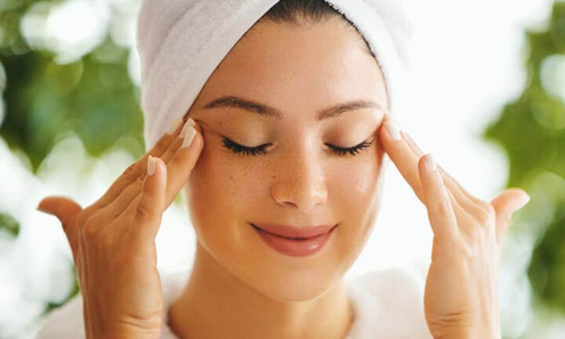 Massage vùng mắt có thể giúp giảm căng thẳng và nếp nhăn hiệu quả