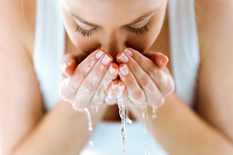 Rửa mặt bằng nước ấm giúp phòng bệnh liệt dây thần kinh số 7