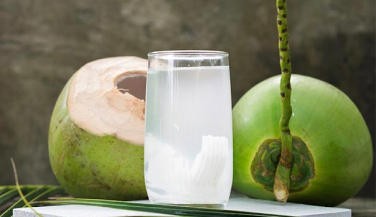 Nước dừa tươi giúp bù nước cho cơ thể