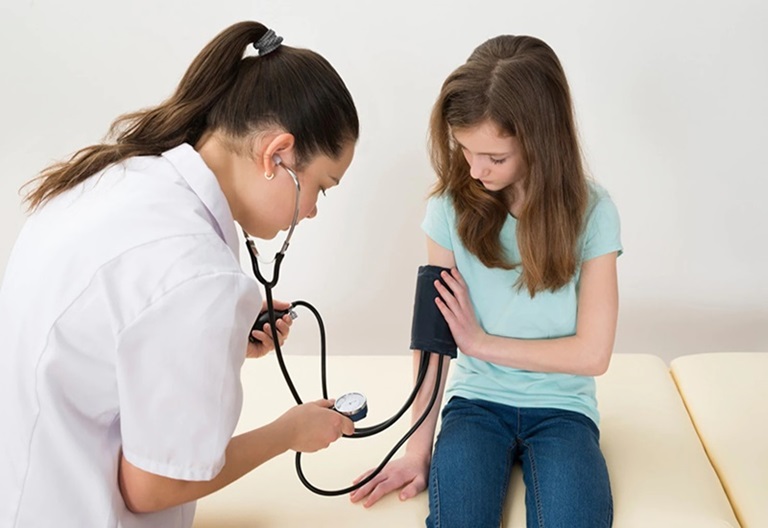 Trẻ nhỏ cũng cần được đo huyết áp thường xuyên