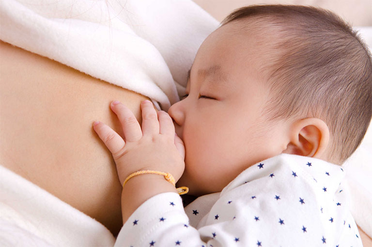 Nên ưu tiên nuôi con bằng sữa mẹ giúp trẻ phát triển toàn diện