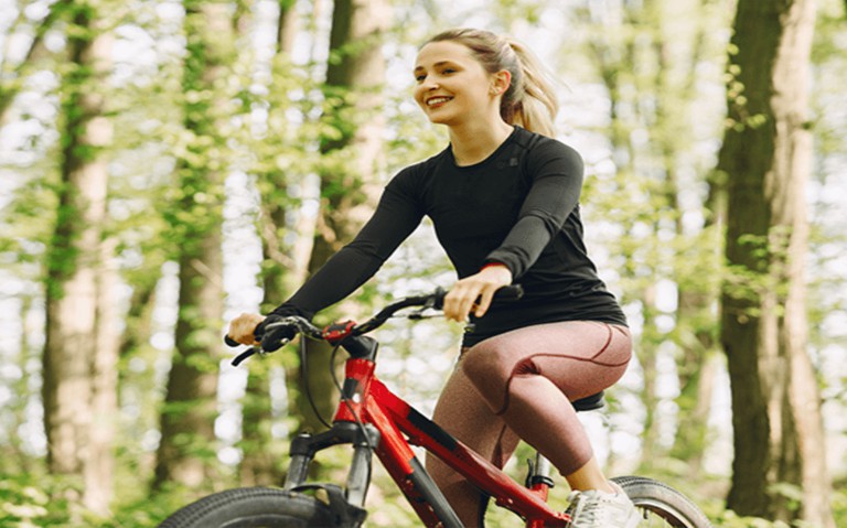 Đạp xe là hình thức vận động giúp đốt cháy lượng mỡ thừa trong cơ thể hiệu quả
