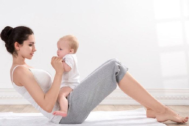 Mẹ sau sinh kho tập gập bụng cần chú ý mức độ và hạn chế động tác quá mạnh