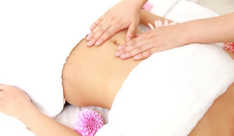 Massage bụng vùng quanh rốn giúp giảm đầy hơi