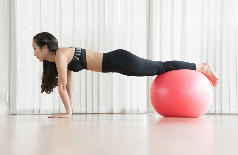Plank với chân trên bóng tập thể dục là một bài tập tăng cường sức mạn