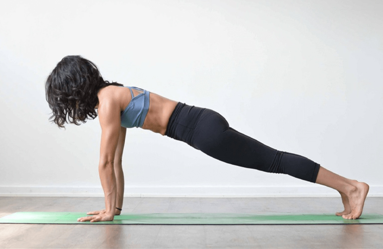 Plank cao tác động sâu hơn vào cơ bụng, vai và cánh tay