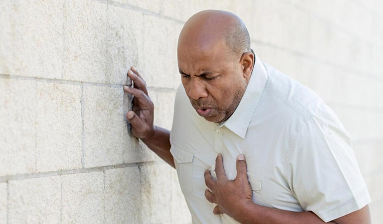 Xơ vữa động mạch cảnh khiến người bệnh cảm thấy khó thở