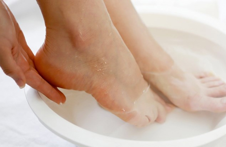 Ngâm chân với nước nóng giúp tinh thần được thư giãn