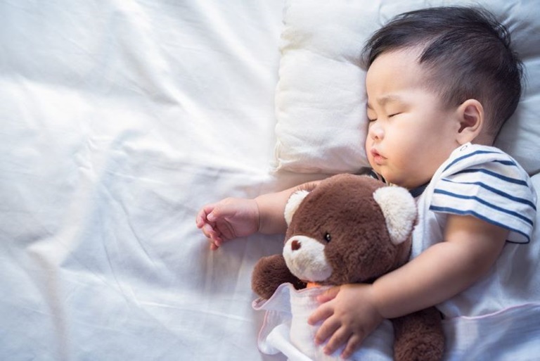 Cha mẹ nên dùng thuốc trị mất ngủ cho trẻ kết hợp với biện pháp tự nhiên để có hiệu quả cao 